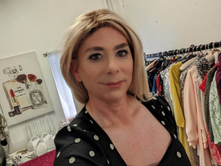 Sexy T-MILF Ready to Bring You Pleasure